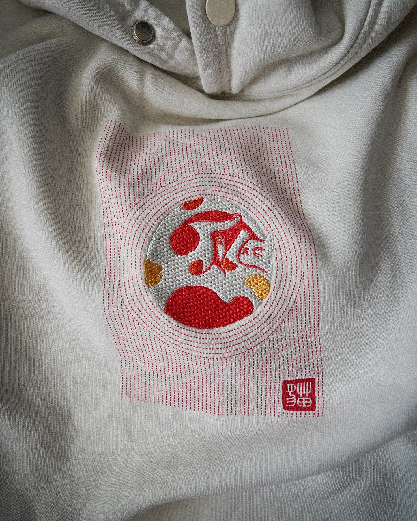 Embroidered climbing cat