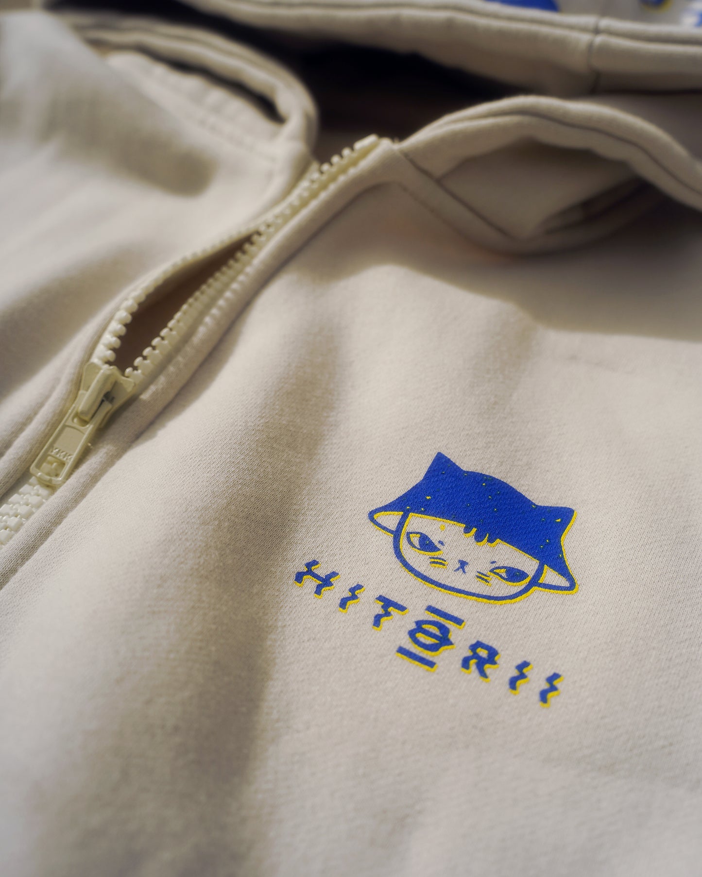 Lounging Mao | Zip Hoodie | Cream x Blue